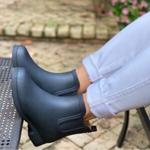 CHOOKA PLUSH CHELSEA WATERPROOF BOOTS size 9